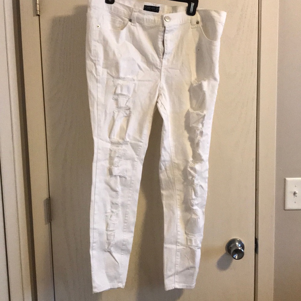 White distressed jeans -Forever21+ Plus - BNNW